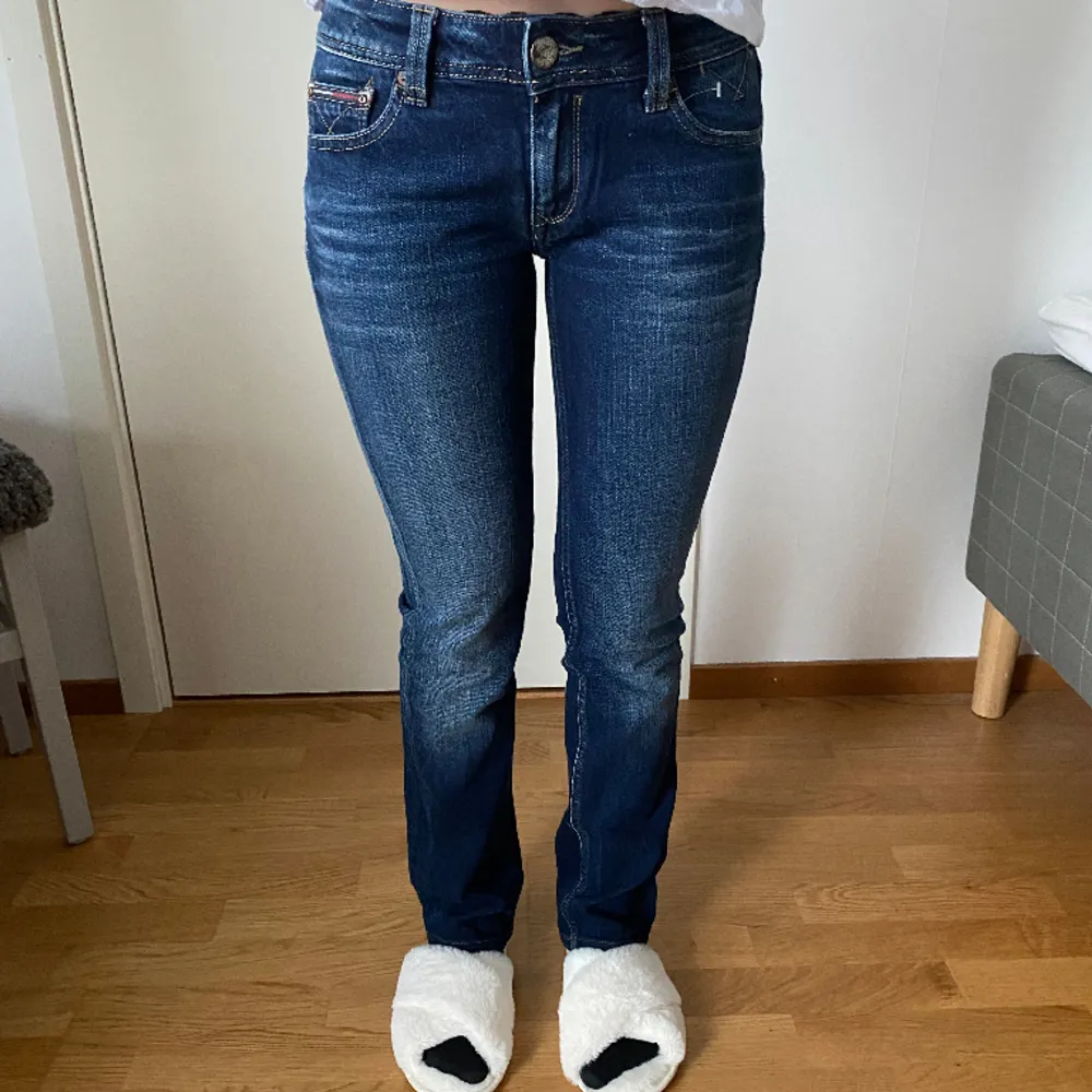 Knappt använda jeans ifrån Tommy hilfiger. Säljer då dom inte kommer till användning . Jeans & Byxor.