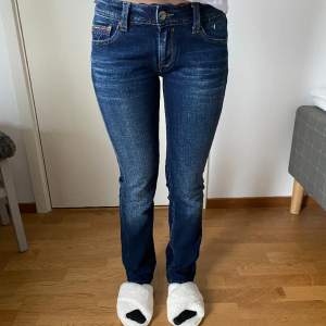 Knappt använda jeans ifrån Tommy hilfiger. Säljer då dom inte kommer till användning 
