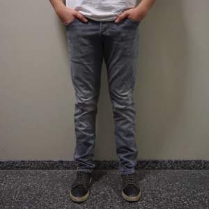 Jack&Jones Jeans | Slim 34/32 - Helt nya knappt använda - Nypris: 700kr | Vårat pris 349kr - Modellen är 183cm väger 78kg.  Hör av er! (Obs fast pris på alla plagg). 