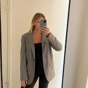 Grå kavaj - En grå kavaj som knappt är använd, hör av er vid frågor eller fler bilder🥰