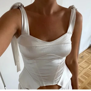 LÅNAD BILD Topp  - Superfin topp jag köpte på Plick för ett tag sedan men inte fått användning för. Så fin! Köparen betalar för frakten och katt finns i hem 🏠 