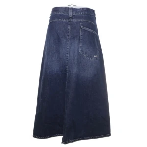 Jeanskjol - Lång jeanskjol. Säljer då den är för liten. 