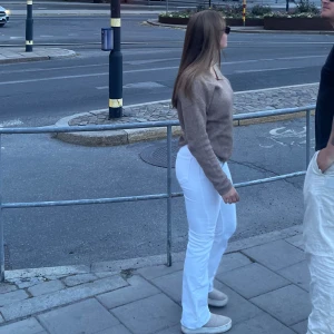 Bootcut jeans Gina Tricot  - Nu säljer jag mina vita utsvängda byxor från Gina Tricot då jag gymmat och tyvärr vuxit ut dom. Dom är använda 5 gånger max så dom är i nytt skick. Eftersom jag är 166 var byxorna lite förlånga. Jag har alltså sytt upp dom men det kan jag sprätta up 
