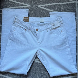 Vita jeans - Säljer vita byxor eftersom dom var för stora på mig. Prislappen sitter fortfarande kvar men dom har en liten fläck längst ner. Byxorna har en midjemått på 86 cm och en längd på 165 cm