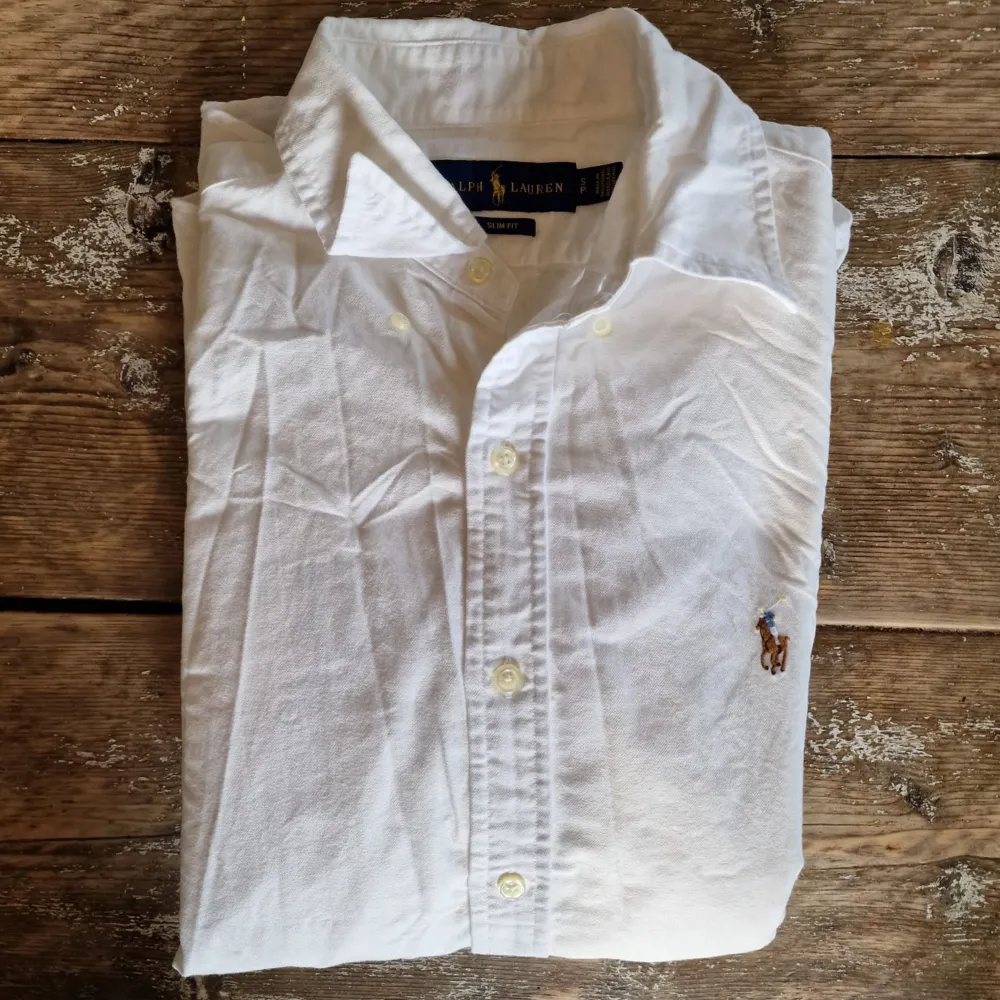 Sommerlig vit Ralph Lauren skjorta.  Slim Fit passform. Modellen på bilden är 175cm lång och brukar ha på sig S/M.  Frågor och funderingar är välkomna!  Mer på profilen ❗️O3 272. Skjortor.