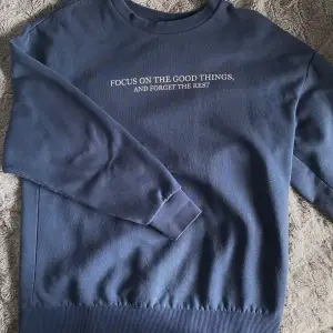 Blå sweater i storlek S från Zara. Har text på framsidan. Väldigt bekväm och mjuk, relativt tunn för en sweater!