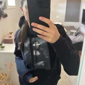 Hoodie - Sååå fin hoodie från the cool elephant som tyvärr inte kommer till användning längre.💖 Den är som ny och super mjuk och skön. Perfekt till sommar kvällar🥰Pris går att diskutera 