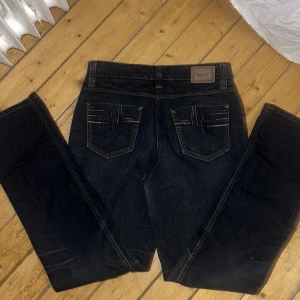 Baggy jeans från Mac  - Bra skick, fina baggy jeans med detaljer på fickorna 