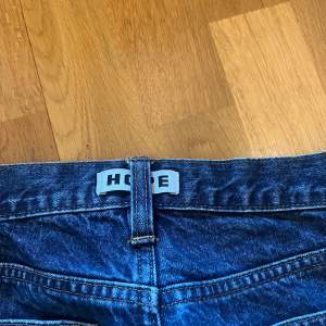 Hope jeans i färgen ”indigo”. Storlek 31.