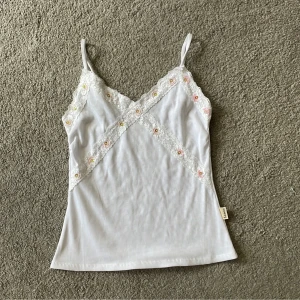 Söt topp - Bra skick! Storlek står ej men skulle gissa på s/m (skyltdockan är en s)💗 har inga andra bilder!