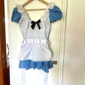 Klänning Alice i Underlandet (två delar) - Passar till Halloween eller maskerad! Är två klänningar i en