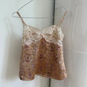 Topp - Linne med blommor och spets 🌼storlek M, men ganska liten i storleken 