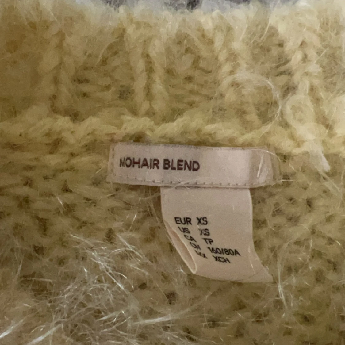 Gul stickad tröja i mohair blend  - 90