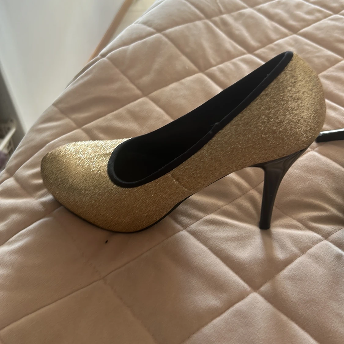 Guldiga klackskor  - 90