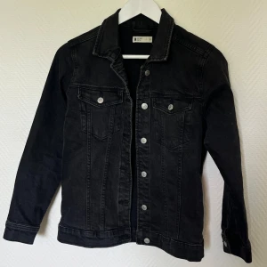 Svart jeans jacka Gina  - Ny oanvänd inget att anmärka på  Normal i storlek🫶🏻