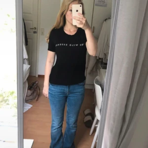 Tshirt - T-shirt ifrån Object i storlek XS, i gott skick.   För mer info eller bilder på, kontakta mig!🤗