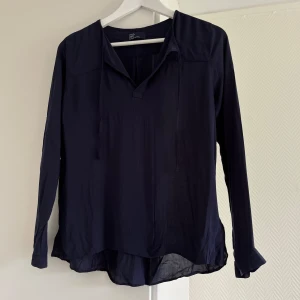 GAP marinblå blus ny  - Ny oanvänd inget att anmärka på.  Normal i storlek🤍
