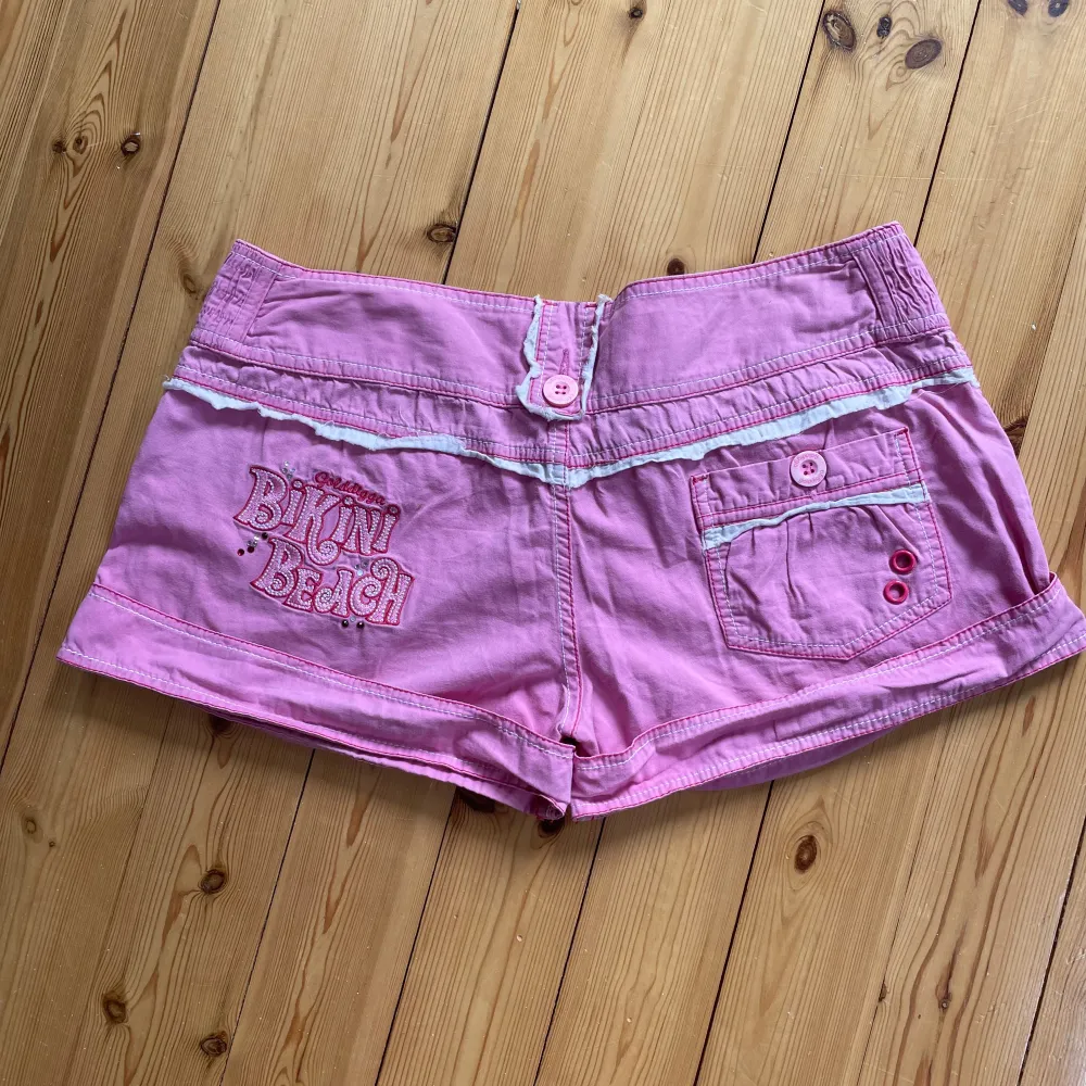 Supersöta lågmidjade rosa shorts i y2k stil som tyvärr sitter för stort på mig!😢 . Shorts.