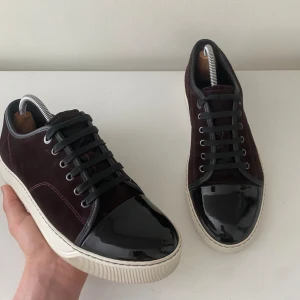 Lanvin cap toe vinröda - Säljer mina feta lanvins som är i nästan nyskick! Endast använda ett fåtal gånger.Dustbag ingår(ingen box). Vid frågor eller funderingar så är det bara att skriva!