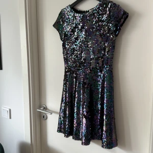 Zara - Strl 164. Hon på bilden är 172 cm lång och har Strl S