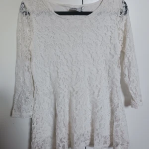 Spets blus - Vit spets blus med volang nertill. Bra skick  Köparen står för frakt 💕
