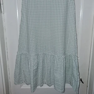 Maxi/midi kjol - Superfin sommarkjol, köpt secondhand för nåt år sedan men säljer då den tyvärr inte passar mig längre. Står storlek L men är mer som en s/m. Dragkejdan krånglar lite men funkar. Sitter högt i midjan och går ungefär till vaderna på mig (är 172)