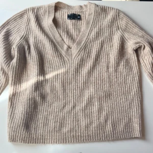 Beige v-ringad tröja  - Beige v-ringad tröja från ASOS i storlek 36. Använd ett fåtal gånger.