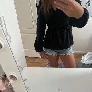 svart blus - Använd några få gånger, pris kan diskuteras💕