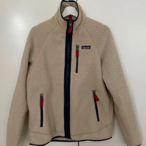 Patagonia fleecejacka - Säljer denna jättesköna fleecejackan man kan bära under kyligare tider eller en fin sommarkväll. Storlek M sitter perfekt på mig (182 cm). Den är använd men där finns inga skador eller så! Skriv om intresserad eller förslag på pris.