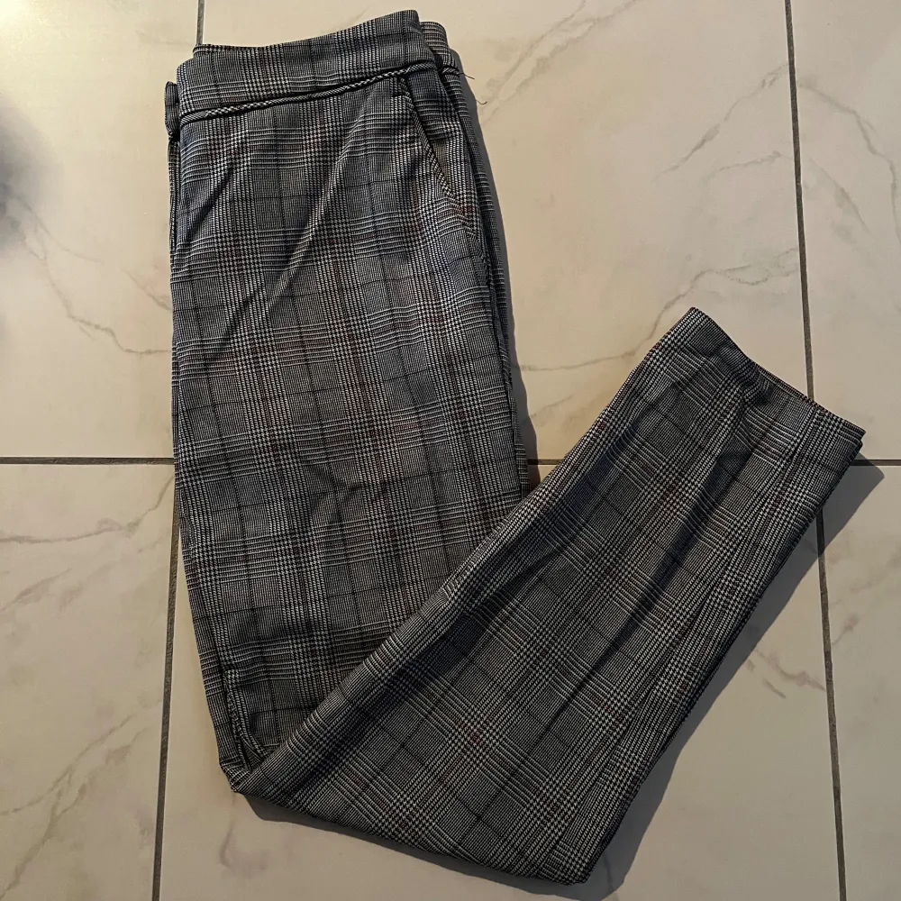 Byxor från H&M. Två fickor fram. Midjemått rakt över: 34cm. Innerbenslängd: 67cm.. Farkut & Housut.