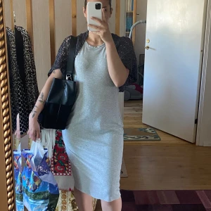 Grå klänning - Tub klänning i storlek s-m   Inga defekter. Den är upp klippt. Jag är 162 lång 