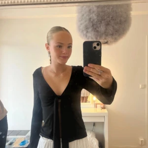 Snygg knyt tröja - Jag säljer min snygga knyt tröja i storlek XS, då jag inte använt den mer en några fåtal gånger, Pris kan diskuteras vid snabbt köp!!(den är i jättebra skick) Skriv innan nu köper❣️