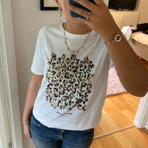 Zara t shirt - Så cool t shirt från zara med leopard print, storlek S🌸
