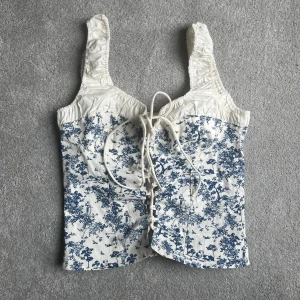 Blommig korsett topp - Älskar denna men behöver rensa garderoben 💕💕