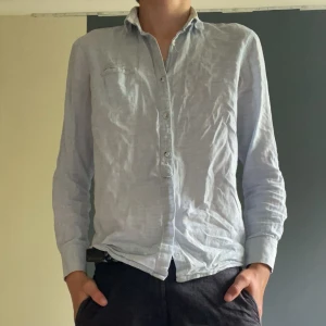 Linneskjorta st xs - Skick:7/10 då det finns ett litet slitage i ärmen men inget stort alls syns inte om man kavlar upp  Storlek:xs men passar s Nypris: 1200 Märke:OVS 