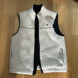 Morris fleece väst - Hej. Säljer nu min fina Morris fleece väst i färgen beige/cream white. Västen är i väldigt bra skick använd ett få tall gånger.  Den är i storleken L , hör av er vid funderingar,  Priset kan diskuteras vid snabb affär🔛🔝💯✌️