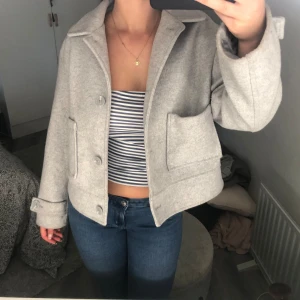 Grå kappa - Jättesöt ljusgrå kappa från lager 157. Köpte för 350kr säljer för 250kr. Fast pris💕