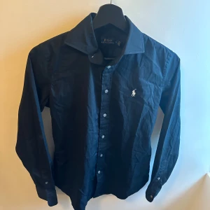 Ralph lauren skjorta - Nästintill oanvänd Ralph lauren skjorta i storlek xs och det finns Inga täcken på användning. Priset kan såklart diskuteras.💯