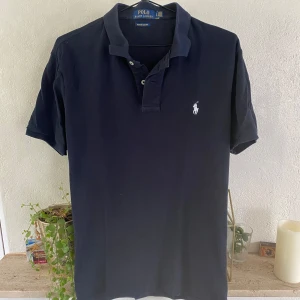 Ralph lauren piké  - Säljer nu den snygga Ralph lauren piké i storlek L men den sitter mer som M för med bilder eller nåt sol undras över är de bara höra av sig 