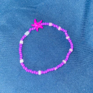 Pärl armband  - Lila pärlarmband med en lila snäcka 💜Aldrig använt bara testat då den är för stor för mig 