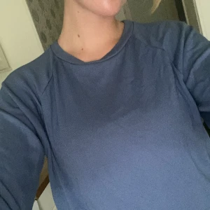 Tröja - Säljer denna tröja då jag har växt ur den och den kommer då inte till någon användning❤️❤️
