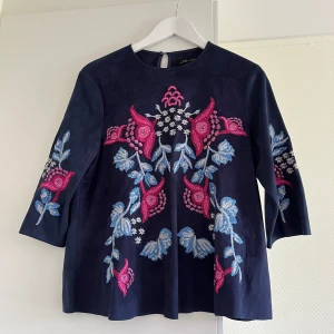 Zara broderad blus  - Nyskick inget att anmärka på  Normal i storlek