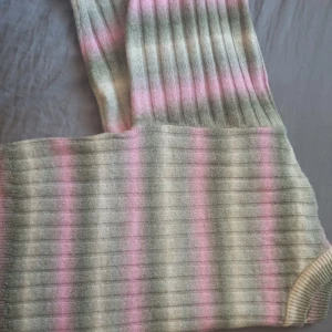 Tjock tröja - En lite tunnare tjocktröja i polyester och bomull. Köpt från Hm, qäljer då den är lite liten 