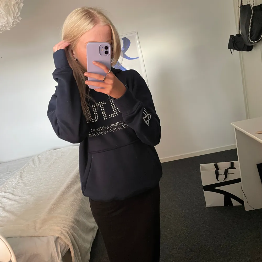 Jättes snygg och trendiga for the culture hoodie. 💙🩵Jag säljer tröjan efter som att den inte kommit till användning. Tröjan har inga tecken på andvändning.💙🙂  Hoodien är köpt från jacket hub och kostade ca 1850kr. 💙🙂🩵 . Hoodies.