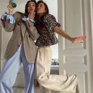 Gannni - Gör ont i mig men då den tyvärr inte används så mycket som jag hade hoppats så säljs den❤️ Världens snyggaste blus från Ganni, endast använd två gånger så nästan precis som ny utan några som helst defekter🥰 Nypris ca 2000kr Mitt pris är 1200kr🍒 