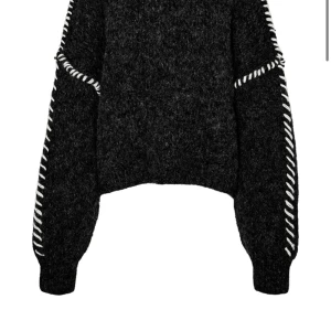 Tröja  - Säljer min fina tröja från vero Moda. Knappt använd säljer då den inte passar ❤️