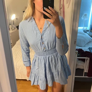 Linneklänning - Jättefin ljusblå linneklänning från Zara. Använd en gång då den är för kort på mig som är 174🌸