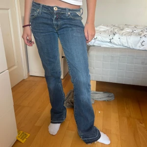 Lågmidjade replay jeans  - jätte jätte Lågmidjade replay jeans. Köpta för 2000kr!!! Mammas gamla❤️❤️❤️ säljer för de är för små för mig, pris kan diskuteras och kom privat för fler bilder💕 hon som är på bilden är 160cm🥰🥰