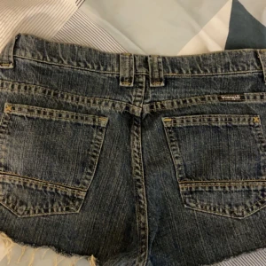 lådmidjade wrangler shorts - skitsnygga lågmidjade wrangler jeans som jag säljer då de börjar bli lite små på mig. storlek 36-38. skriv för fler bilder/frågor❤️