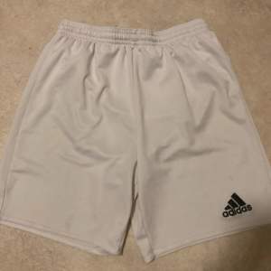 Vita adidas shorts storlek 160. Är i bra skick ser ut helt nya.